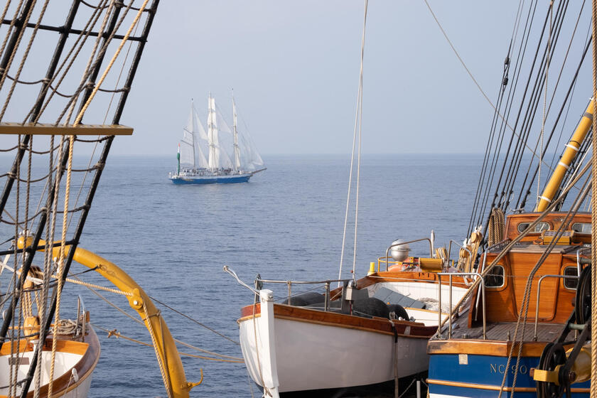 Incontro della nave Amerigo Vespucci con la ave a vela Tarangini della Marina Militare Indiana