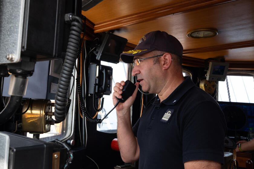 Incontro della nave Amerigo Vespucci con la ave a vela Tarangini della Marina Militare Indiana