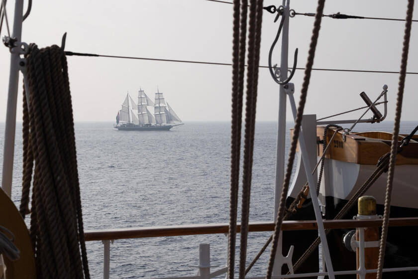 Incontro della nave Amerigo Vespucci con la ave a vela Tarangini della Marina Militare Indiana