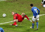 Guiseppe Rossi (d) segna il gol del pareggio superando il portiere Manuel Neuer (S) durante  l'amichevole Germania-Italia a Dortmund, finita 1-1, il 9 febbraio 2011