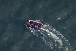 Migranti su una barca, foto di archivio