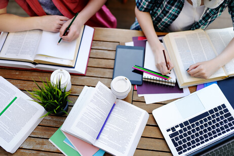 Studenti alle prese con il ripasso insieme foto iStock.