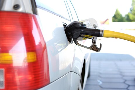 Gli e-fuel sono carburanti ottenuti a partire da acqua e CO2 (fonte: Pixabay)