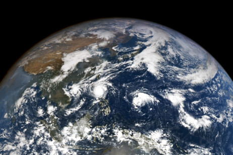 Le quattro tempeste fotografate sul Pacifico (fonte: NASA Earth Observatory,  Wanmei Liang con dati DSCOVR EPIC)