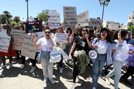 Protesta contro i femminicidi a Tunisi