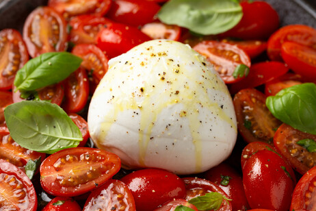 Pomodori (con burrata) : fonte di potassio e vitamina, aiutano ad evitare le gambe gonfie @ iStock.