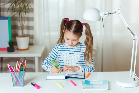 Una bambina fa i compiti foto iStock.