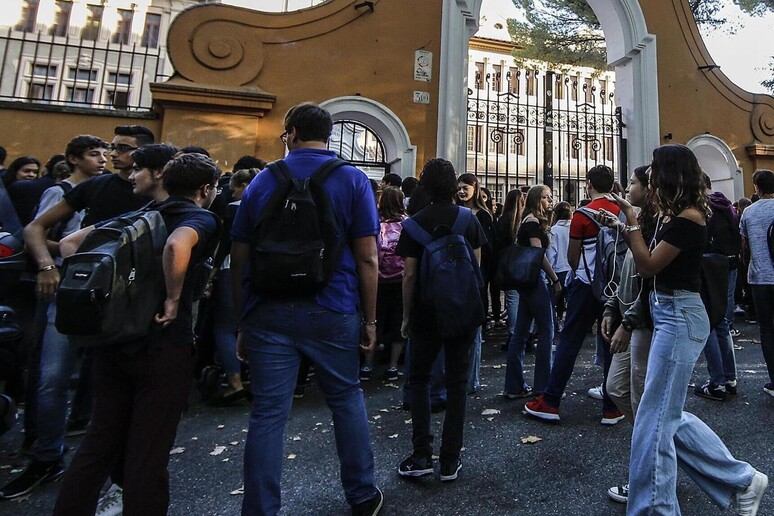 Alcuni studenti fanno il loro ingresso a scuola - RIPRODUZIONE RISERVATA