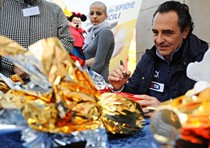 Cesare Prandelli firma le uova di Pasqua a sostegno dell'Att